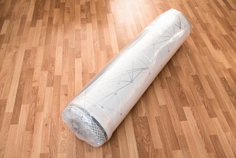 Feltekerve és vákuumcsomagolva szállított matrac